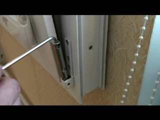 adjustment of the lower hinge of a plastic window or balcony door (a. latai)