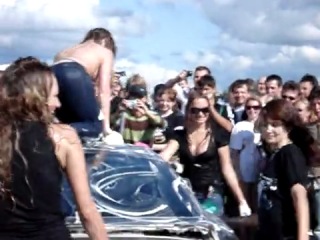 girls washing the car